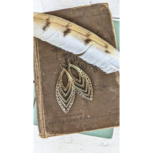 Lightweight gold toned metal feather leaf drop earrings - Picture 1 of 4
